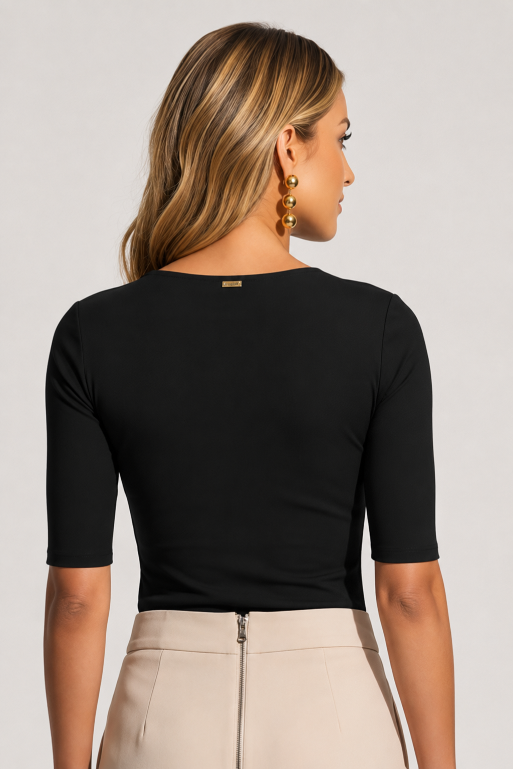 Blusa Com Drapeado E Aplicacaoo De Botoes