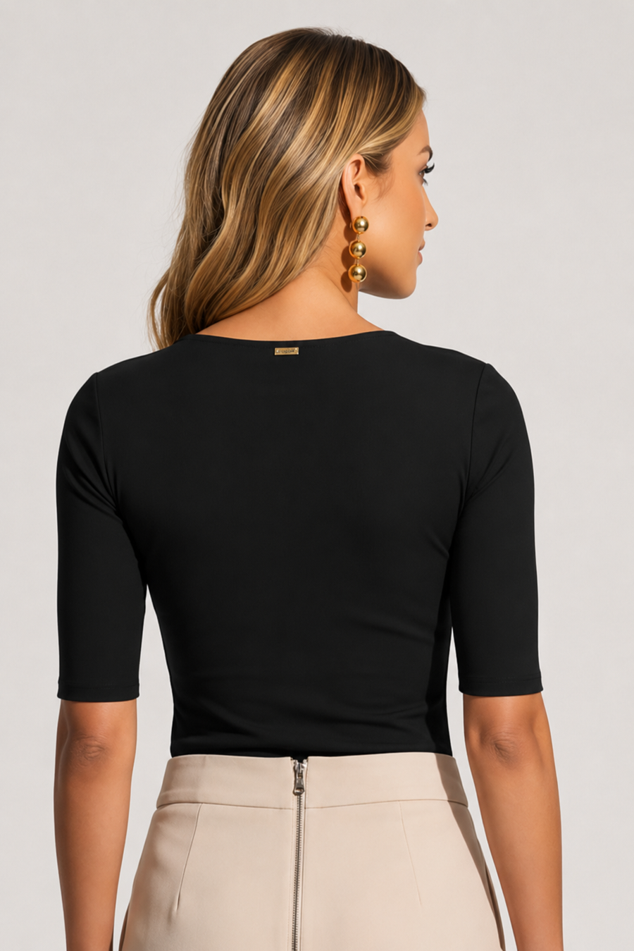 Blusa Com Drapeado E Aplicacaoo De Botoes